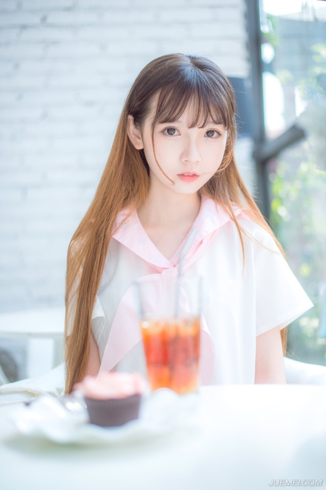 在伏德愕然的目光里，从江夏四周隐秘处，一艘艘快船迅速出现，密密麻麻的汇聚了一片，一眼望去，整个江面都被大小不一的船只铺满，浩浩荡荡。